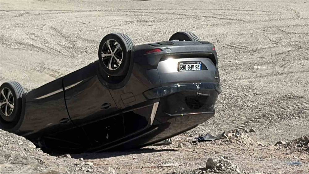 Geri manevra yapan hafif ticari ara&ccedil; inşaat temeline d&uuml;şt&uuml;
