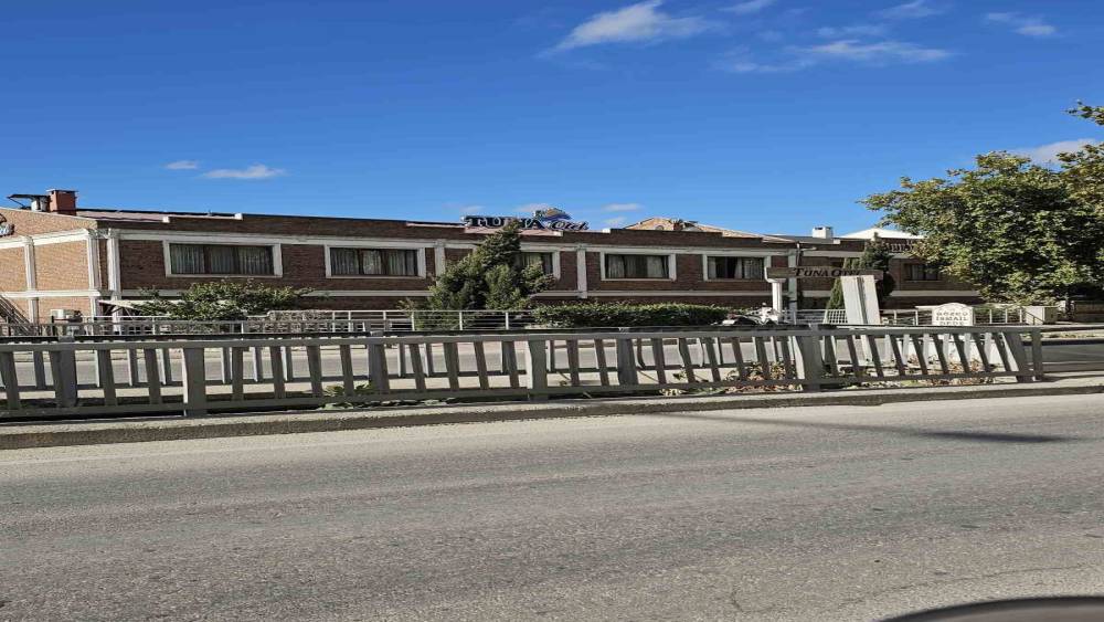 &Uuml;nl&uuml; iş adamının kaldığı otel odasında skandal
