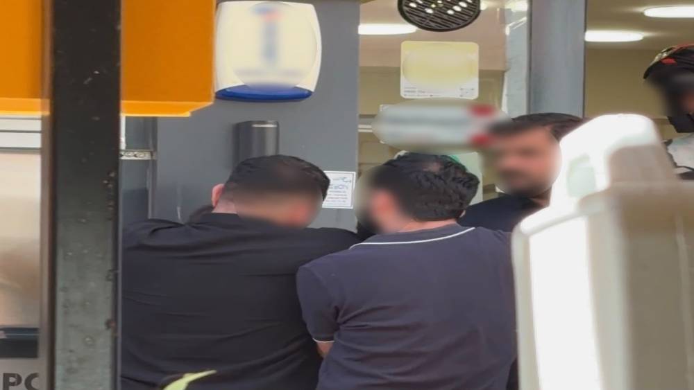 Kırklareli&rsquo;nde bir şahsın babasını darbettiği anlar kameraya yansıdı
