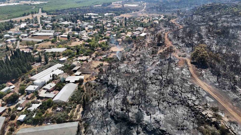 Antalya&rsquo;da Aksu orman yangınının enerjisi d&uuml;ş&uuml;r&uuml;ld&uuml;
