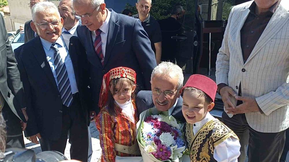 Bakan Uraloğlu, "En iyi yaptığımız iş insanların g&ouml;nl&uuml;ne k&ouml;pr&uuml; kurmak"
