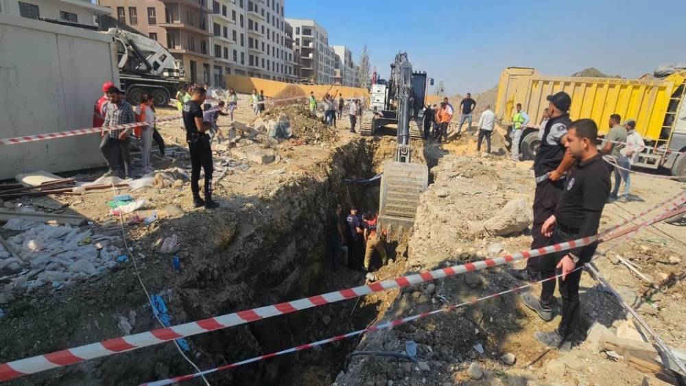 Altyapı &ccedil;alışmaları esnasında g&ouml;&ccedil;&uuml;k altında kalan 2 iş&ccedil;i yaralandı
