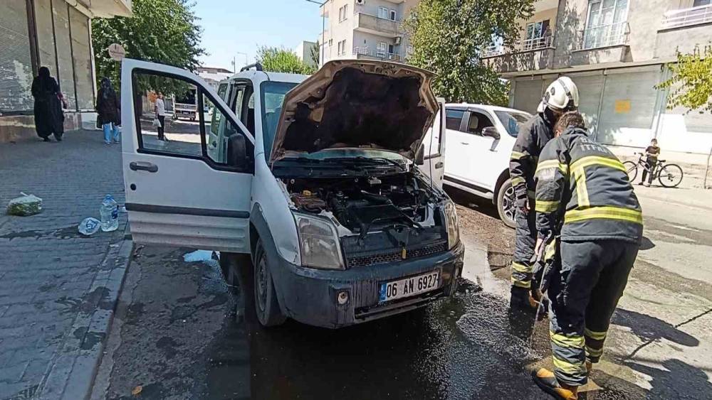 Batman&rsquo;da park halindeki ara&ccedil;ta yangın
