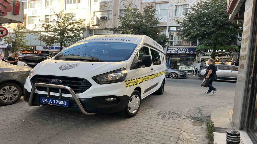 K&uuml;&ccedil;&uuml;k&ccedil;ekmece&rsquo;de g&uuml;m&uuml;ş d&uuml;kkanına silahlı saldırı: Ş&uuml;pheli yakalandı

