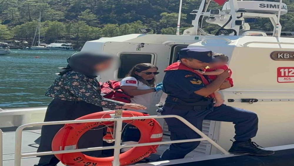 Gezi teknesinde yaralanan bebek i&ccedil;in Sahil G&uuml;venlikten tıbbi tahliyesi yapıldı

