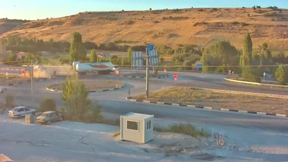 Kamyon ile LNG tankeri &ccedil;arpıştı: 3 yaralı
