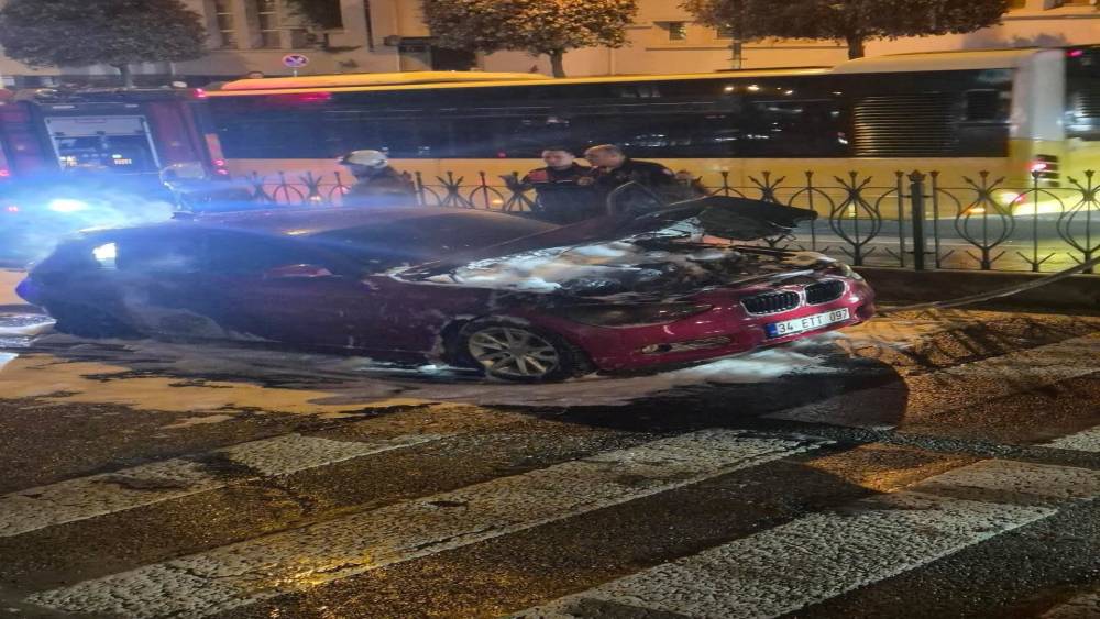Fatih&rsquo;te yanan otomobil hurdaya d&ouml;nd&uuml;
