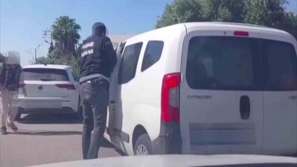 Torbacıların aracının &ouml;n&uuml;n&uuml; kestiler: 9 kilo skunk ele ge&ccedil;irildi
