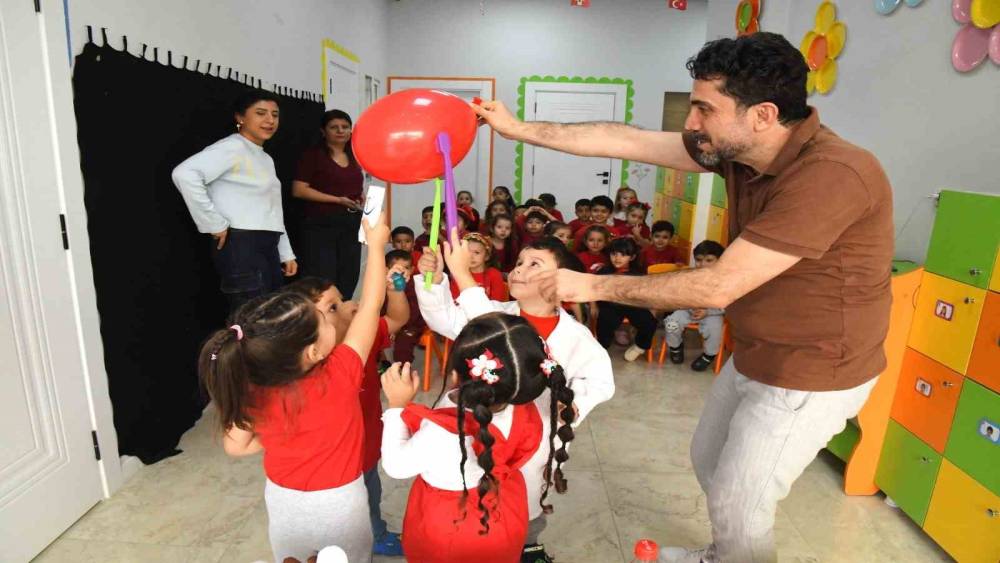 Yunusemre&rsquo;de miniklere ağız ve diş sağlığı eğitimleri s&uuml;r&uuml;yor
