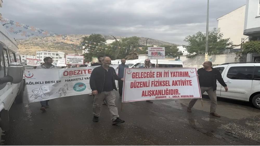 Obeziteye dikkat &ccedil;ekmek i&ccedil;in y&uuml;r&uuml;d&uuml;ler
