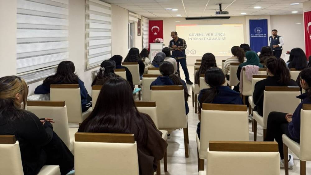 Kars&rsquo;ta &Uuml;niversite &ouml;ğrencilerine siber g&uuml;venlik eğitimi
