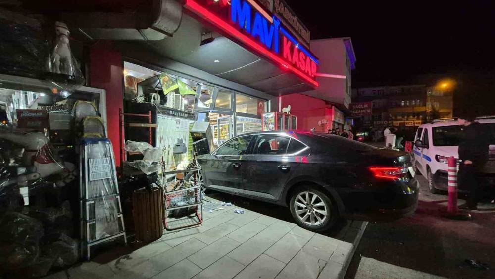 Sarıkamış&rsquo;ta kontrolden &ccedil;ıkan otomobil iş yerine girdi
