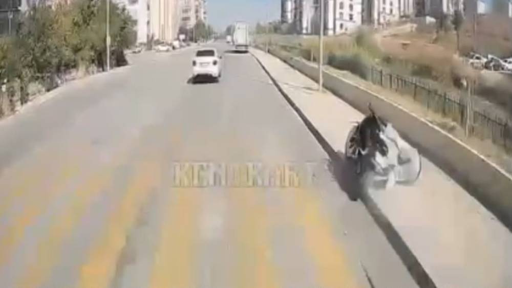 Motosikletin direğe &ccedil;arptığı kaza kamerada
