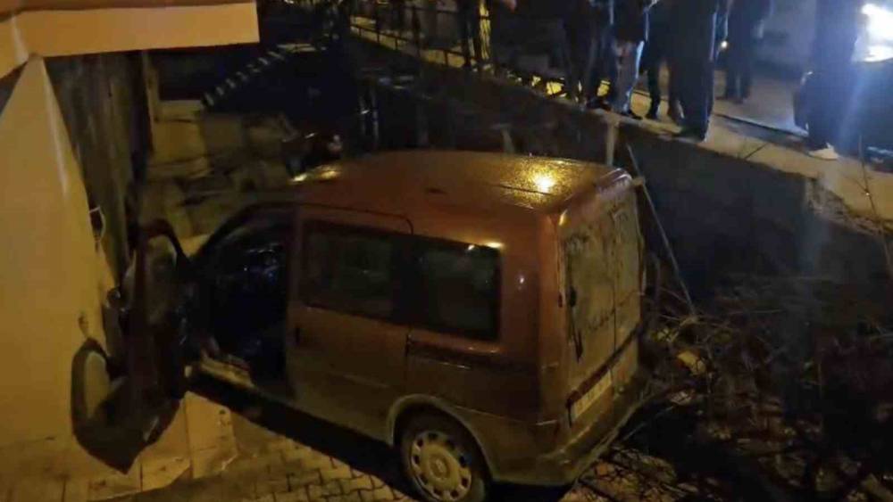 Otomobille &ccedil;arpışan hafif ticari ara&ccedil; apartman boşluğuna savruldu: 2 yaralı
