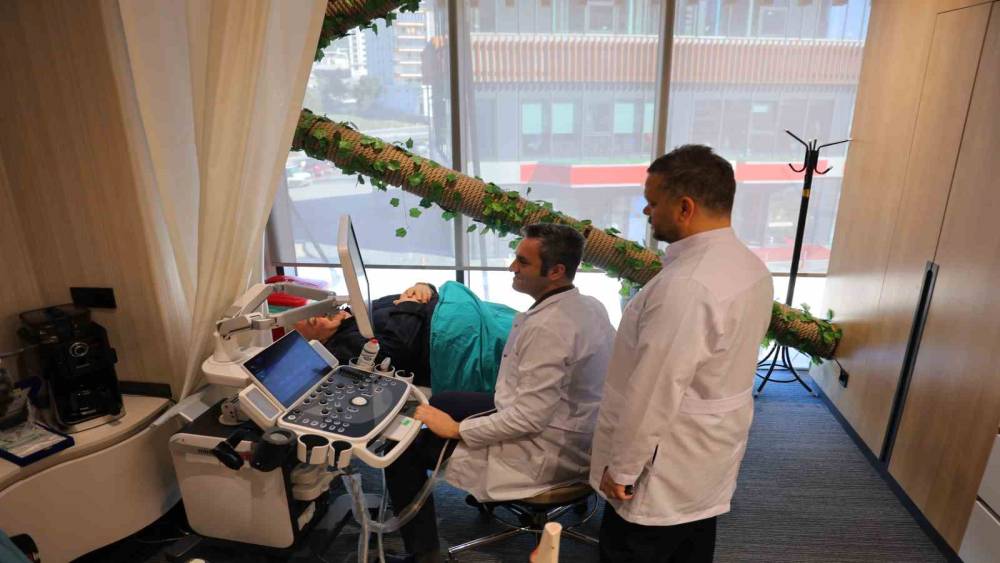 Tekerlekli sandalyeyle getirilen hasta tedavi sonrası y&uuml;r&uuml;yerek &ccedil;ıktı
