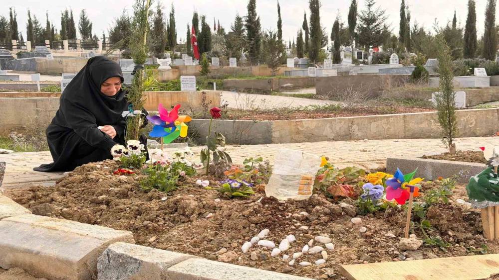 Doğum g&uuml;n&uuml; kutlamaya gitti cenazesi geldi, acılı anne mezarı başında ağıt yaktı
