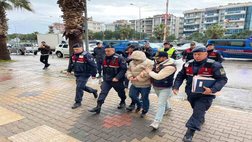 İzmir&rsquo;de iki kardeşin &ouml;ld&uuml;ğ&uuml; kazada ka&ccedil;an ş&uuml;pheli tutuklandı
