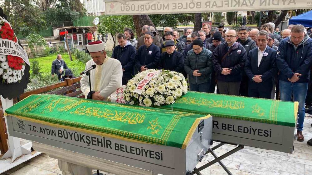 Bı&ccedil;aklanarak &ouml;ld&uuml;r&uuml;len yaşlı &ccedil;ift son yolculuklarına uğurlandı
