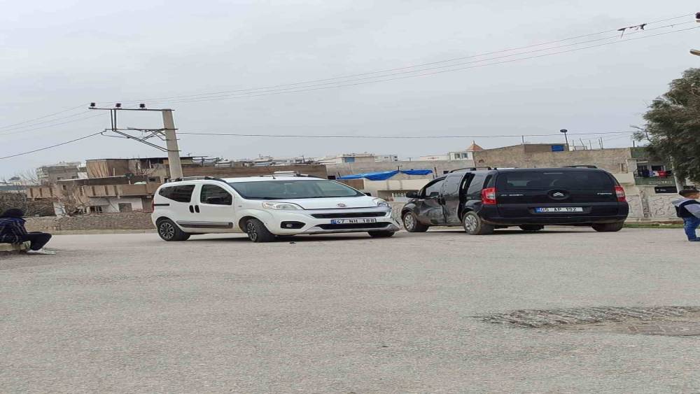 Mardin&rsquo;de iki hafif ticari ara&ccedil; &ccedil;arpıştı
