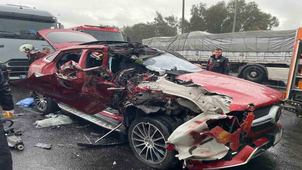 Tıra arkadan &ccedil;arpan l&uuml;ks otomobil hurdaya d&ouml;nd&uuml;: 2 yaralı
