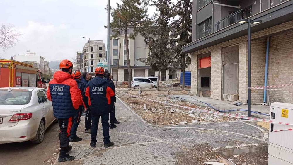 Paralarını alamadıklarını iddia eden 2 iş&ccedil;i binanın &ccedil;atısına &ccedil;ıktı
