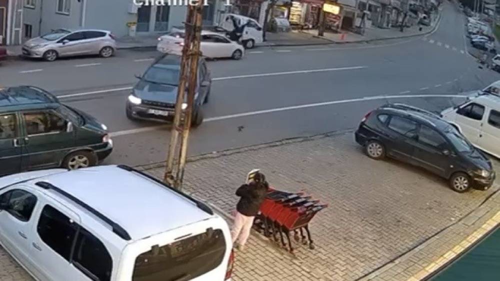 Trabzon&rsquo;da otomobilin &ccedil;arptığı gen&ccedil; kadın metrelerce savruldu... O anlar kamerada
