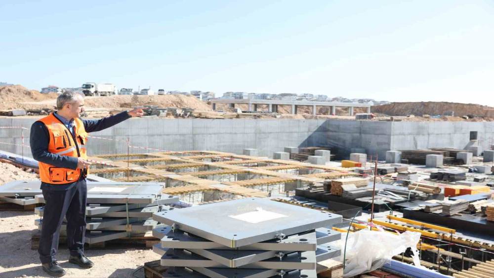 &Ccedil;ayırova Devlet Hastanesi inşaatında deprem izolat&ouml;rlerinin montajına başlandı
