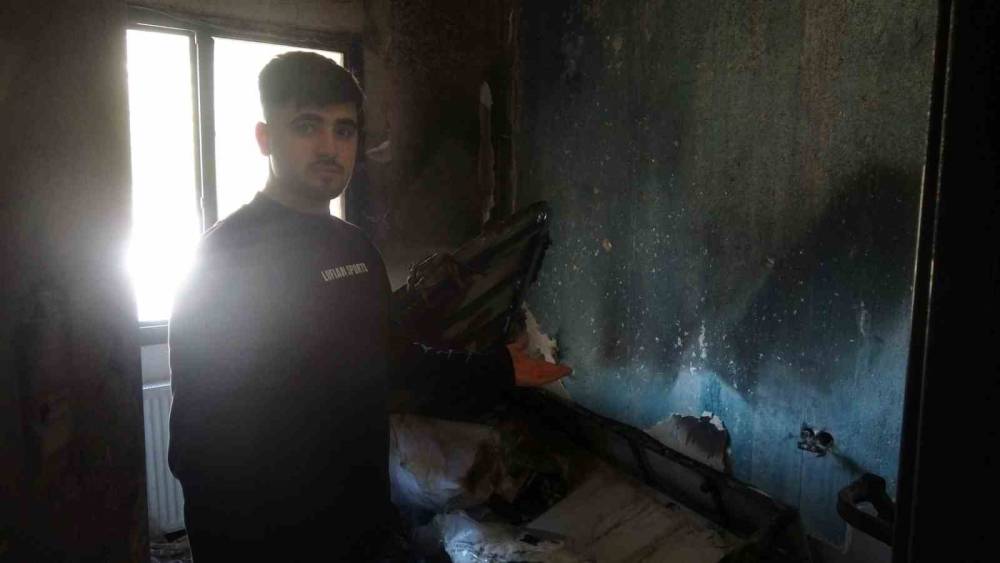 Prizden &ccedil;ıkan yangında apartman dairesinden alevler y&uuml;kseldi
