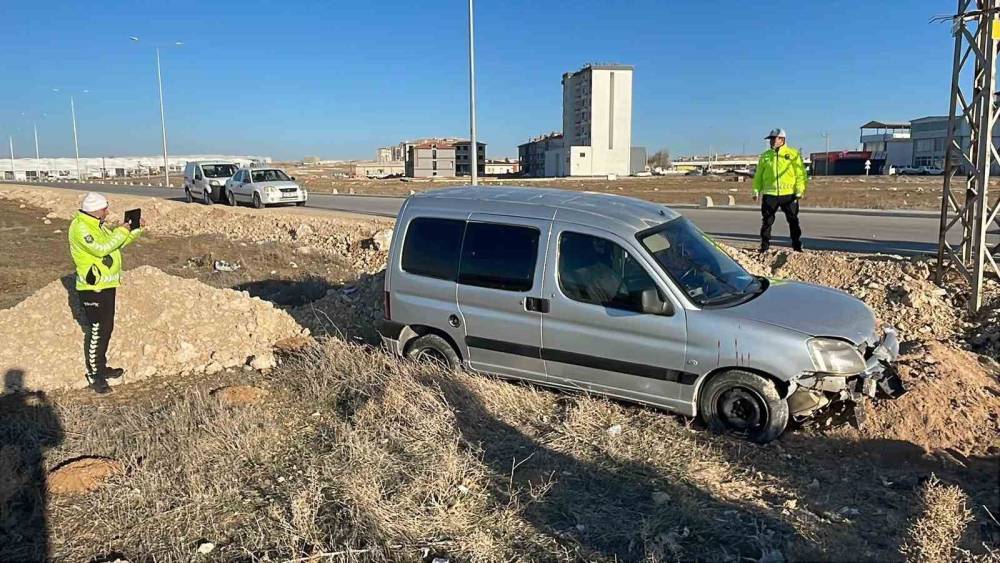 Karaman&rsquo;da yoldan &ccedil;ıkan hafif ticari aracın s&uuml;r&uuml;c&uuml;s&uuml; yaralandı
