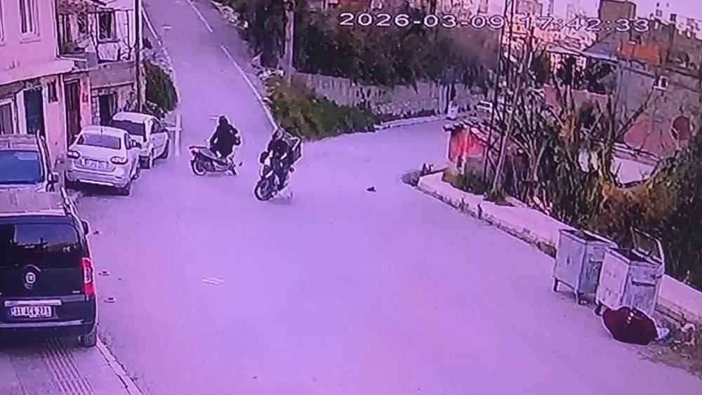 Motosikletlerin kafa kafaya &ccedil;arpıştığı kazada şahısların yere savrulduğu anlar kameraya yansıdı

