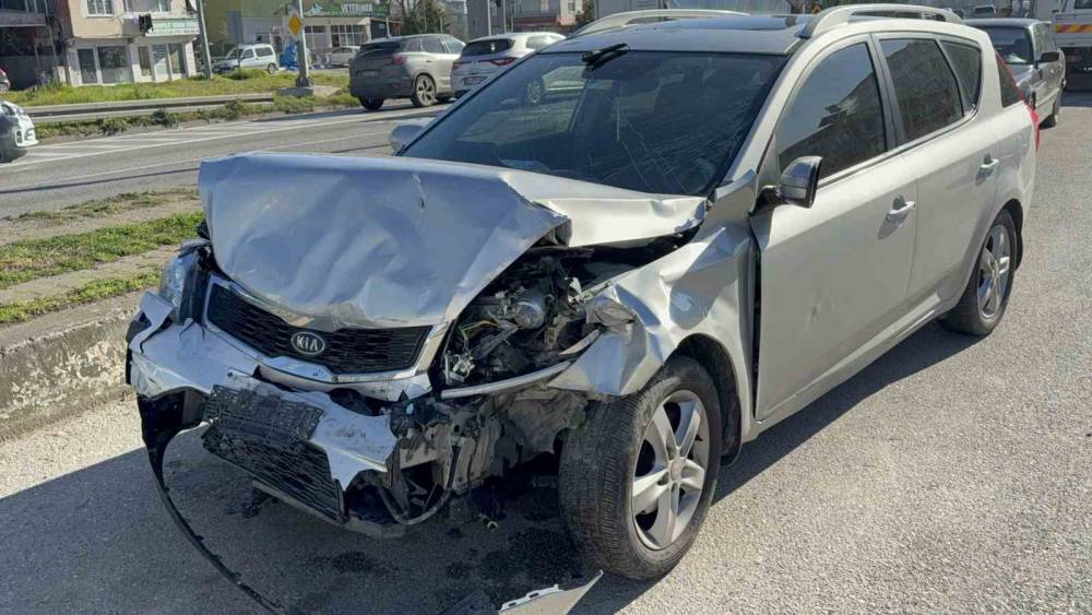 Otomobil hafif ticari araca &ccedil;arptı: 4 yaralı
