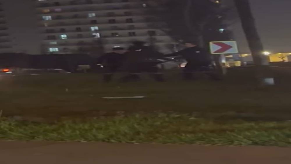 Telefon &ccedil;alan adam E-5&rsquo;e ka&ccedil;tı, bek&ccedil;iler minib&uuml;se binerek kovaladı
