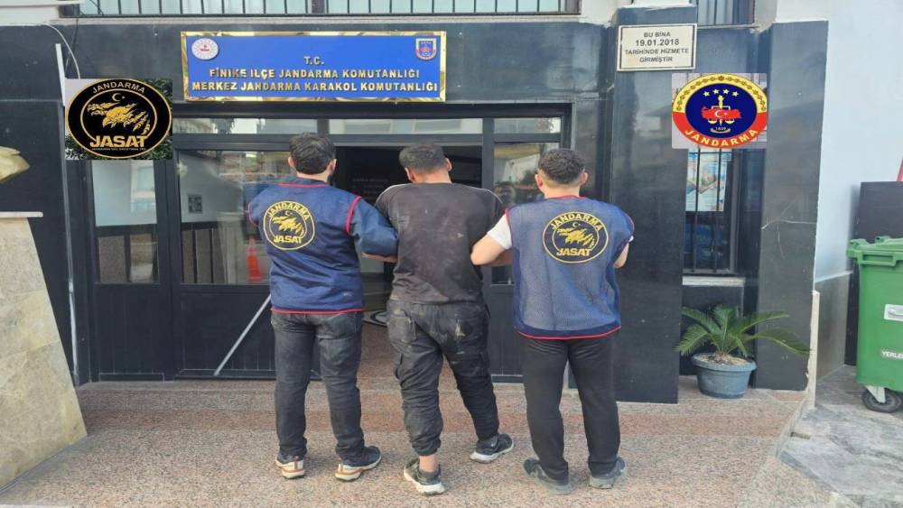 Jandarma 15 g&uuml;nde 973 aranan ş&uuml;pheliyi yakaladı
