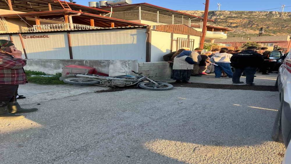 Otomobille &ccedil;arpışan motosikletli ağır yaralandı
