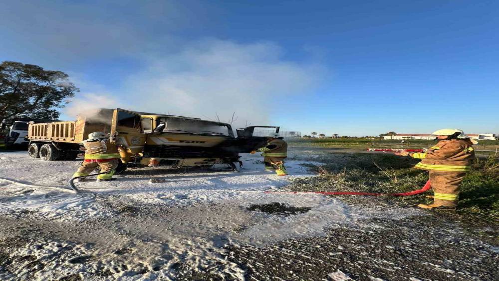 Arsuz&rsquo;da kamyonet alevlere teslim oldu
