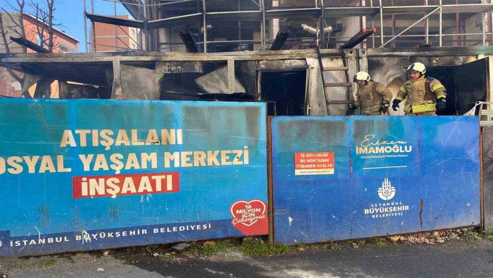 Esenler&rsquo;de İBB şantiyesinde yangın: 3 konteyner zarar g&ouml;rd&uuml;
