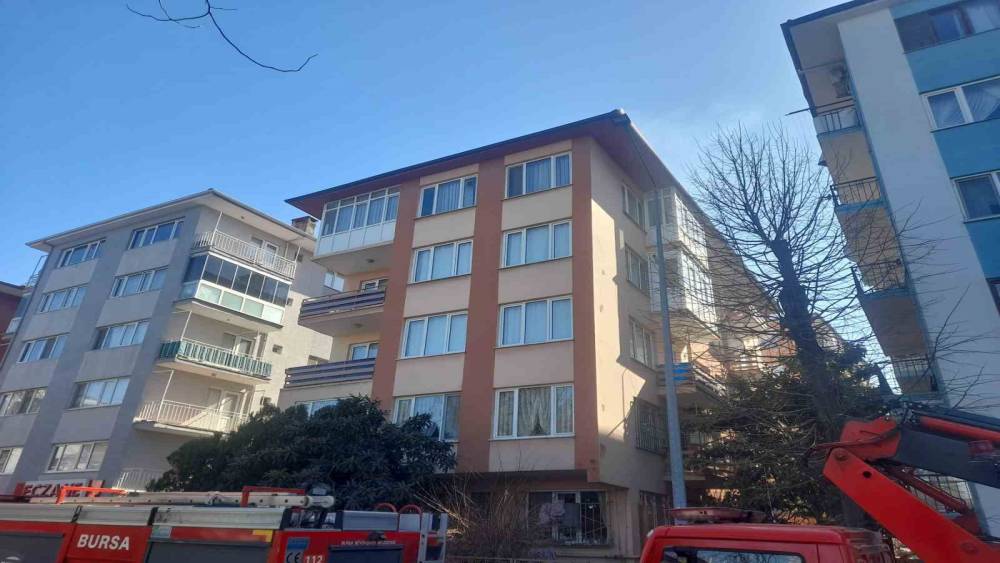 Bursa&rsquo;da apartman &ccedil;atısında yangın paniği
