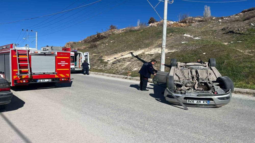 K&uuml;tahya&rsquo;da otomobil takla attı: 1 yaralı
