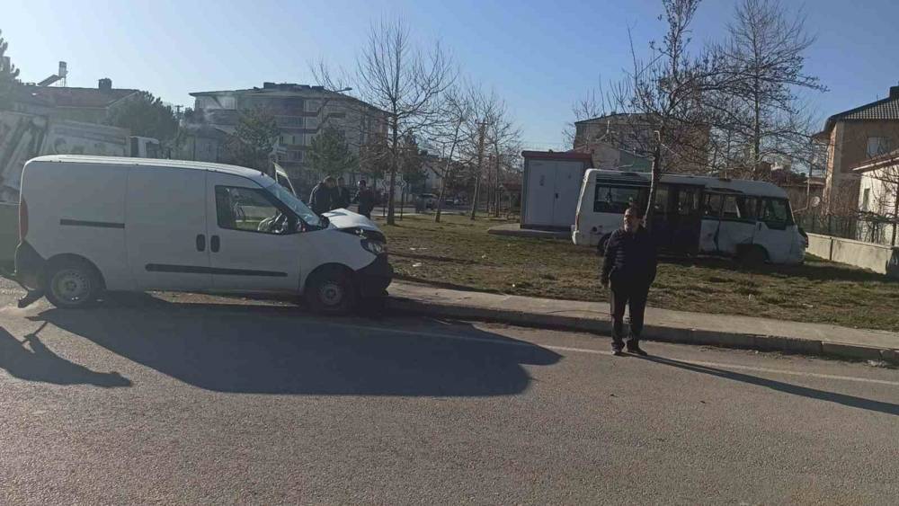 &Ouml;ğrenci servisi ile hafif ticari ara&ccedil; &ccedil;arpıştı: 2 yaralı
