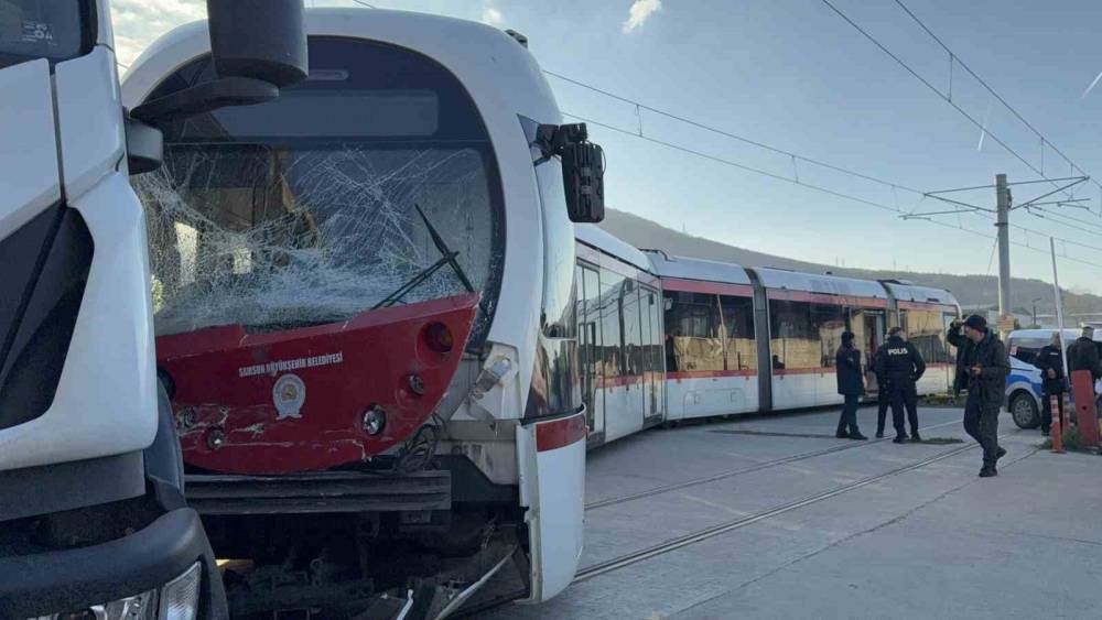 Samsun&rsquo;da tramvay ile kamyon &ccedil;arpıştı: 3 yaralı
