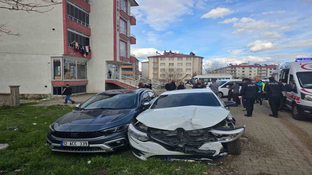 Bing&ouml;l&rsquo;de iki otomobil &ccedil;arpıştı: 4 yaralı
