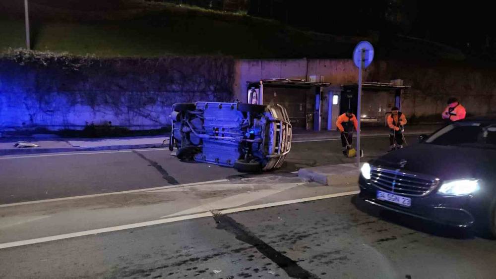 Kağıthane&rsquo;de alkoll&uuml; s&uuml;r&uuml;c&uuml; viyad&uuml;kte kazaya neden oldu: Cip yan yattı

