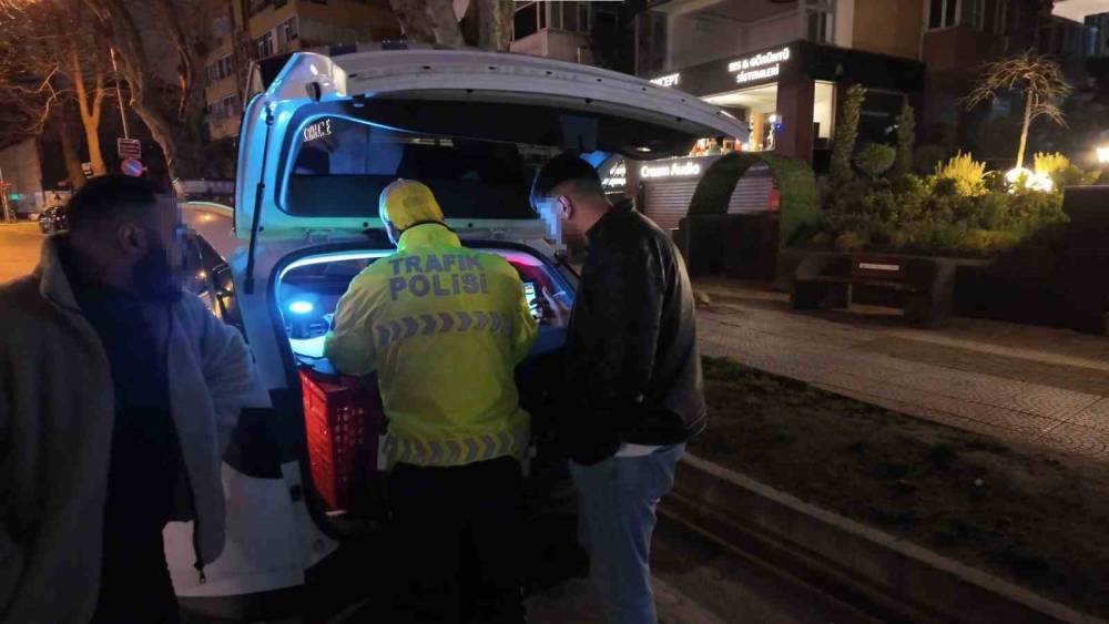 Kadık&ouml;y&rsquo;de alkoll&uuml; s&uuml;r&uuml;c&uuml; ekiplere zorluk &ccedil;ıkardı
