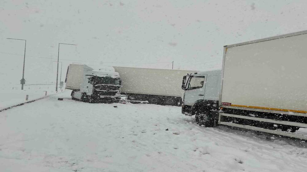 Bitlis&rsquo;te 4 tır ve 2 otomobil &ccedil;arpıştı: 5 yaralı
