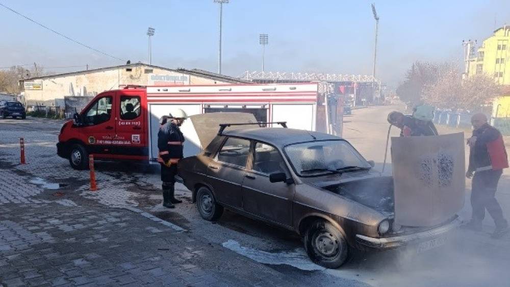 Tavşanlı&rsquo;da ara&ccedil; yangını korkuttu
