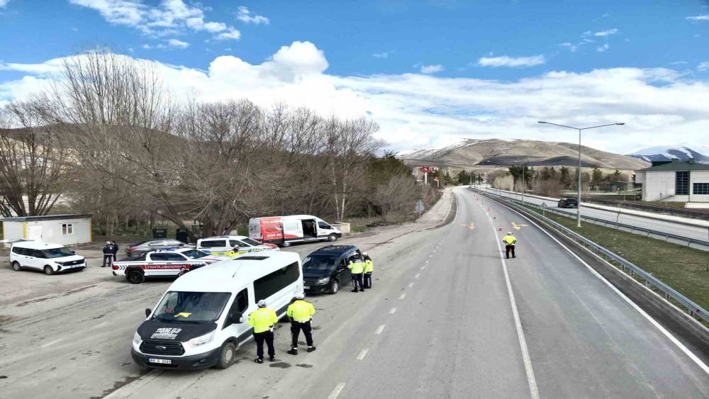 Bayburt&rsquo;ta emniyet ve jandarmadan ortak trafik denetimi
