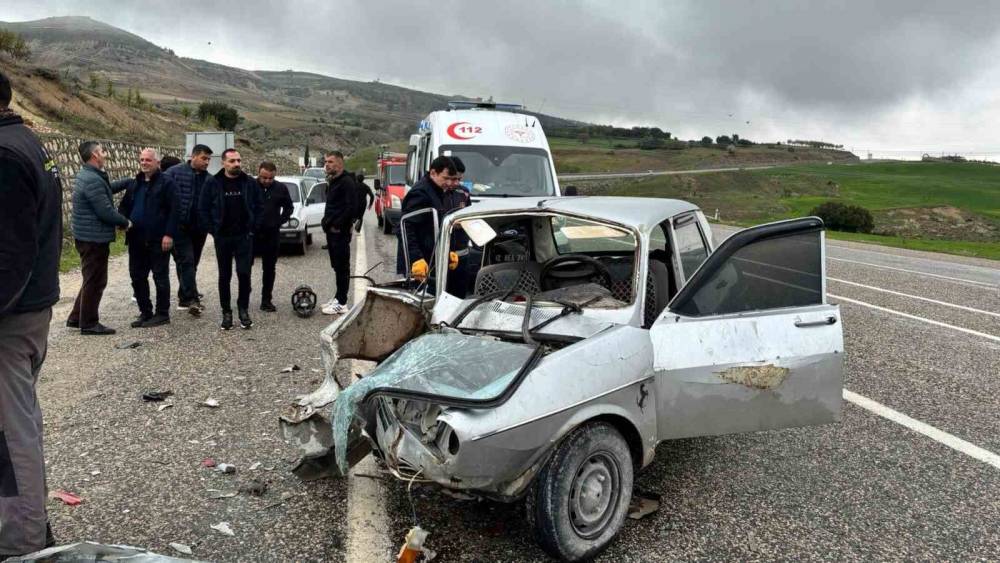 İki otomobilin &ccedil;arpıştığı kazada: 1 kişi yaralandı
