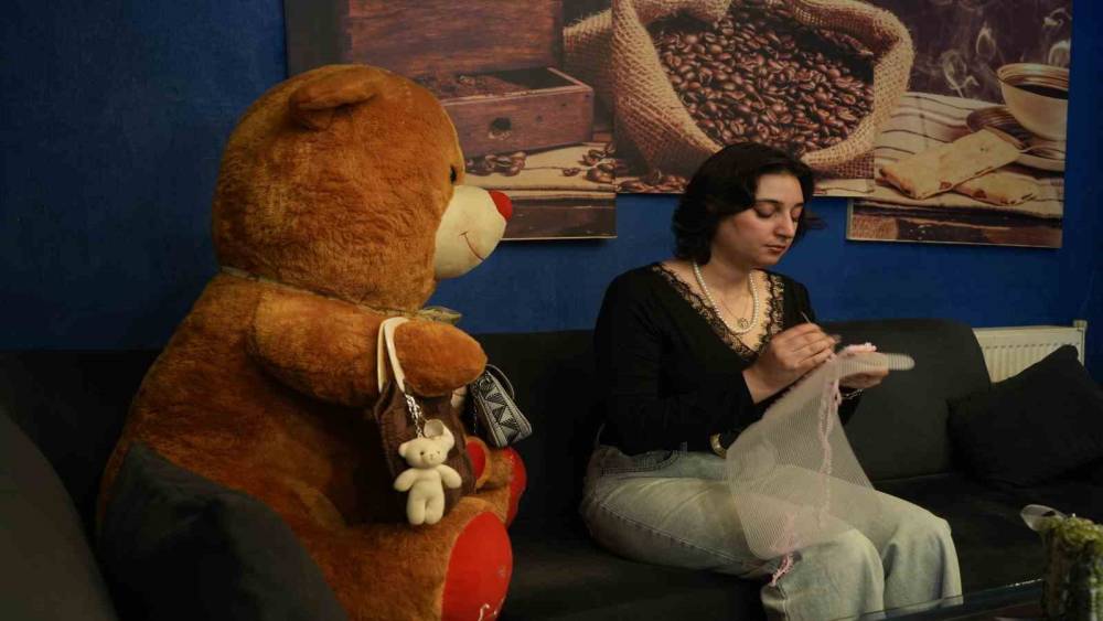 &Uuml;niversite &ouml;ğrencisi gen&ccedil; kızın el emeği &ccedil;antaları gelir kapısı oldu
