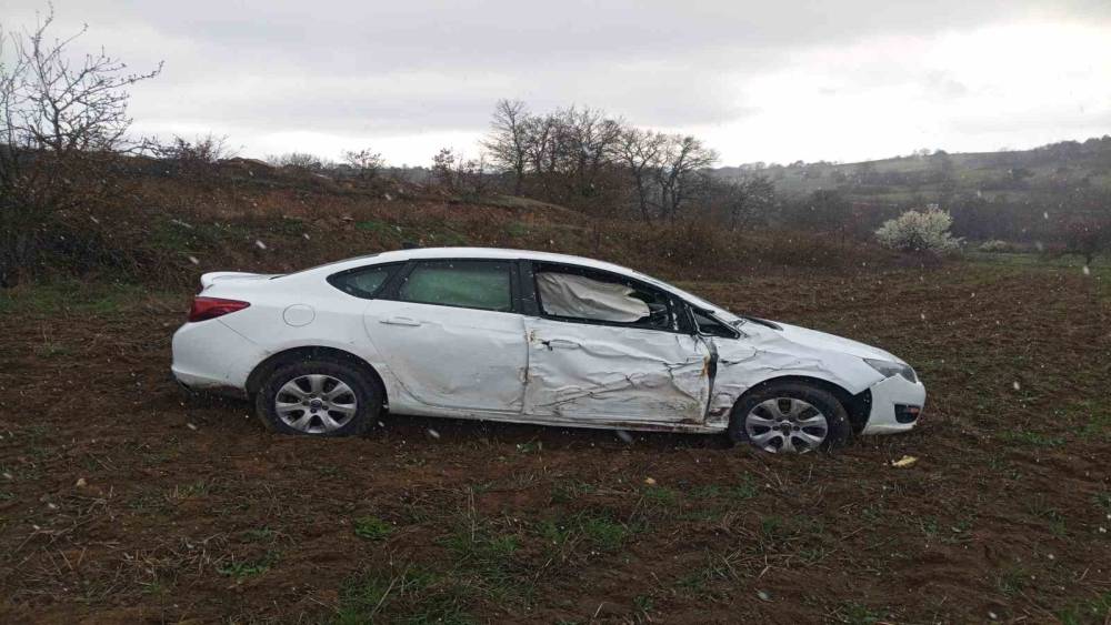 Bilecik&rsquo;te kontrolden &ccedil;ıkan otomobil tarlaya u&ccedil;tu, s&uuml;r&uuml;c&uuml;s&uuml; ağır yaralandı
