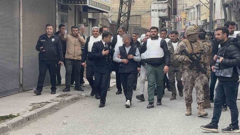 Gaziantep&rsquo;te hareketli dakikalar: 5 kişiyi rehin aldı, polise ateş a&ccedil;tı, yakalandı
